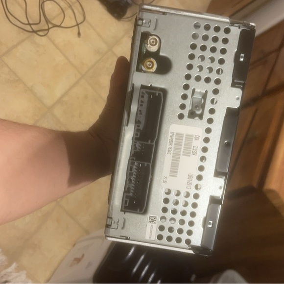 Factory car radio - Picture 2 of 3